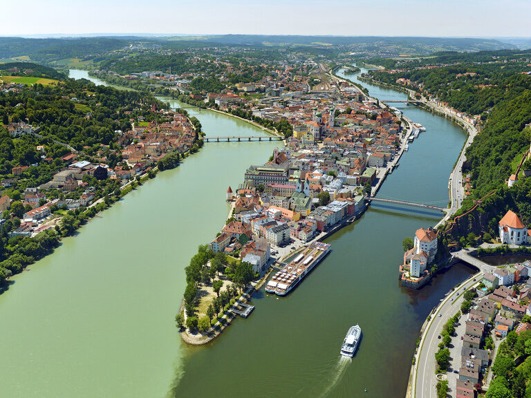 Ein malerischer Flussverlauf in der Stadt Passau mit dem dreifachen Flusszusammenlauf.